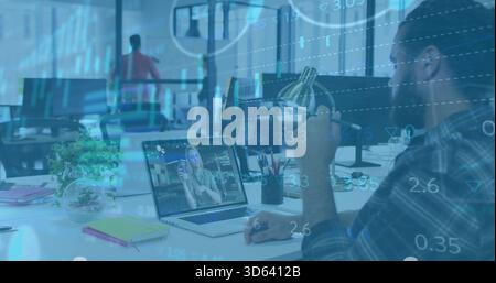 Con una penna, un uomo in plaid che guarda un laptop sullo schermo un collega in ufficio, con la parte superiore rossa, sovrapposizione finanziaria Foto Stock