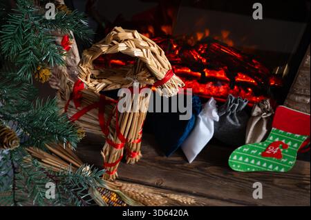 Borse regalo scandinave Straw Yule Goat and Advent di Cozy Christmas Fireplace 20 Foto Stock