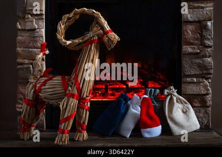 Borse regalo scandinave Straw Yule Goat and Advent di Cozy Christmas Fireplace 20 Foto Stock