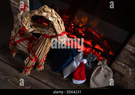 Borse regalo scandinave Straw Yule Goat and Advent di Cozy Christmas Fireplace 20 Foto Stock