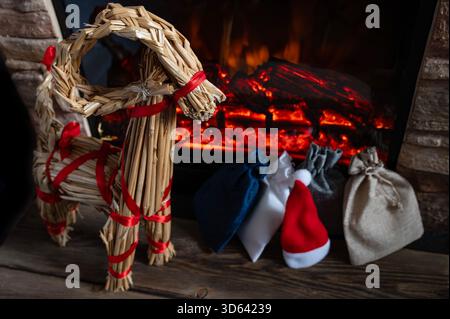 Borse regalo scandinave Straw Yule Goat and Advent di Cozy Christmas Fireplace 20 Foto Stock