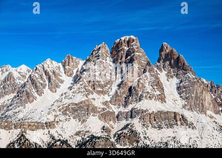 Cime innevate delle Dolomiti sopra Cortina d'Ampezzo, Italia. Iconico scenario invernale alpino legato alle Olimpiadi invernali, ideale per viaggi e sport Foto Stock