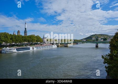 Rouen, Normandia, Francia - 23 settembre 2025: Navi da crociera attraccate sul fiume Senna. Foto Stock