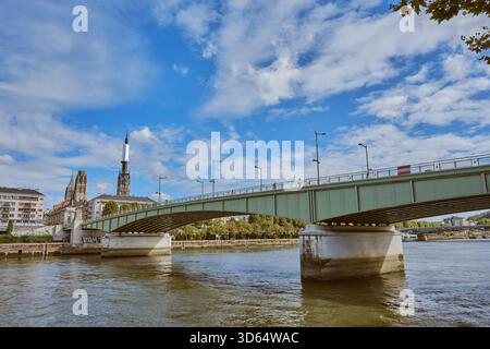 Rouen, Normandia, Francia - 23 settembre 2025: Pont Jeanne d'Arc che attraversa la Senna. Foto Stock