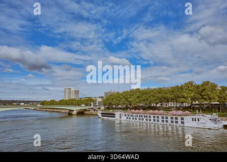 Rouen, Normandia, Francia - 23 settembre 2025: Navi da crociera attraccate sul fiume Senna. Foto Stock