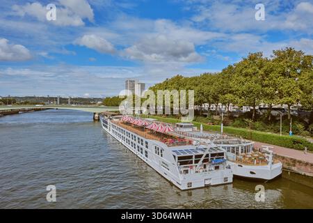 Rouen, Normandia, Francia - 23 settembre 2025: Navi da crociera attraccate sul fiume Senna. Foto Stock