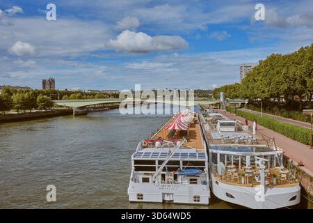Rouen, Normandia, Francia - 23 settembre 2025: Navi da crociera attraccate sul fiume Senna. Foto Stock