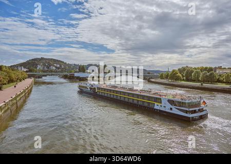 Rouen, Normandia, Francia - 23 settembre 2025: Nave da crociera sul fiume "Monarch Countess" che naviga sul fiume Senna. Foto Stock