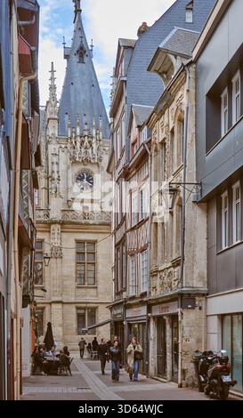Rouen, Normandia, Francia - 23 settembre 2025: Rue Percière con il tribunale di Rouen sullo sfondo Foto Stock