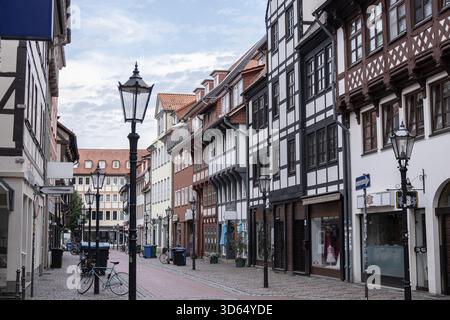 Tradizionali case in legno lungo una tranquilla strada pedonale nel centro storico di Göttingen, Germania Foto Stock