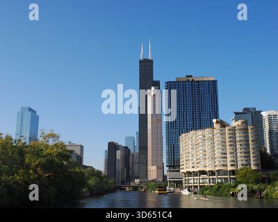 Vista panoramica dello skyline del centro cittadino con la Willis Tower e Marina City dal fiume Chicago. Foto Stock