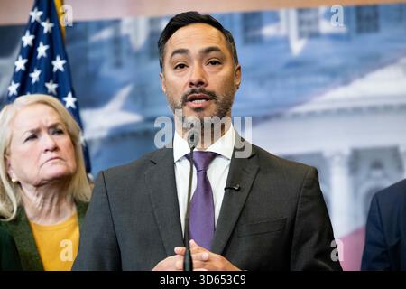 Washington, Stati Uniti. 18 novembre 2025. Il rappresentante degli Stati Uniti Joaquin Castro (D-TX) ha parlato a una conferenza stampa del Congressional Hispanic Caucus (CHC) presso il Campidoglio degli Stati Uniti. (Foto di Michael Brochstein/Sipa USA) credito: SIPA USA/Alamy Live News Foto Stock