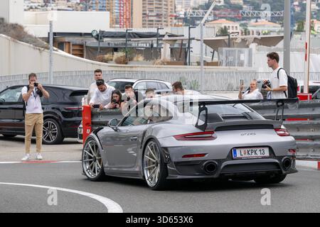 Monte Carlo, Monaco - Vista su una Porsche 991 GT2 RS grigia che percorre la strada nel tornante Fairmont. Foto Stock