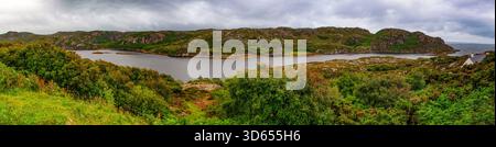 Scozia: Paesaggio di Loch Assynt, lago d'acqua dolce nella contea di Sutherland, in uno scenario spettacolare tra le alture di Canisp, Quinag, Beinn Uidhe Foto Stock