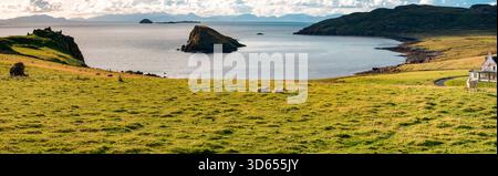 Isola di Skye, Scozia: La frazione di Duntulm sulla costa settentrionale di Trotternish con le rovine del castello di Duntulm, sede nel XVII secolo del Clan MacDonald di Sleat Foto Stock