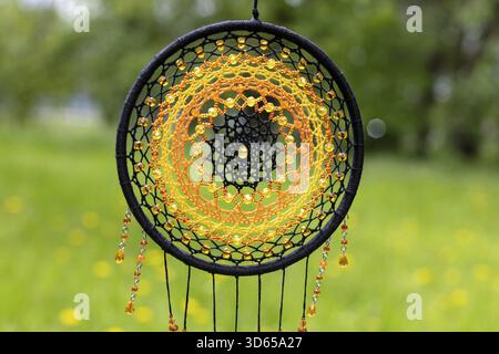 Dream catcher con fili di piume e perline corda appesa. Dreamcatcher fatto a mano Foto Stock