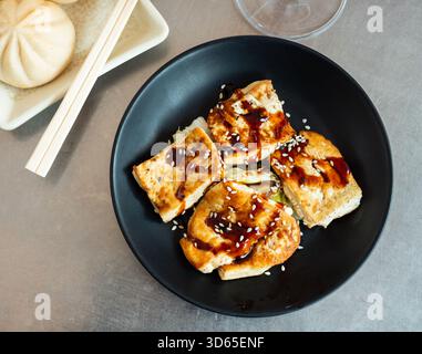 Tofu stufato con verdure su un piatto Foto Stock