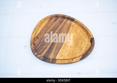 Piatto da portata vuoto in legno su sfondo bianco per la presentazione degli alimenti e l'esposizione dei prodotti. Foto Stock