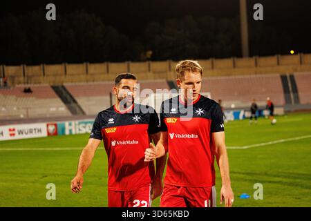 Zach Muscat e Gabriel Mentz sono stati visti durante la partita di qualificazione ai Mondiali 2026 tra le squadre nazionali di Malta e Polonia (Maciej Rogowski/Ball Raw Images Foto Stock
