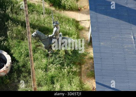 Blick vom Restaurant des Independence Memorial Museums auf den Südwest-Reiter, der heute im Innenhof der alte Feste steht. Erinnert AN: 1749 Deutsche, die bei der Umsetzung kaiserlicher Kolonial-Politik in Deutsch-Südwestafrika im Kampf gegen die Herero und andere Stämme ums Leben kamen. Die Niederschlagung des Herero-Aufstandes gegen die deutschen Kolonialtruppen vor 100 Jahren Gilt als der verheerendste aller Feldzüge, Die das Kaiserreich je in seinen Kolonien geführt Hat. Die Zahl der damaligen Opfer schwankt unter den Historikern zwischen 25,000 und 100.000. Strittig ist die Frage, ob die Foto Stock