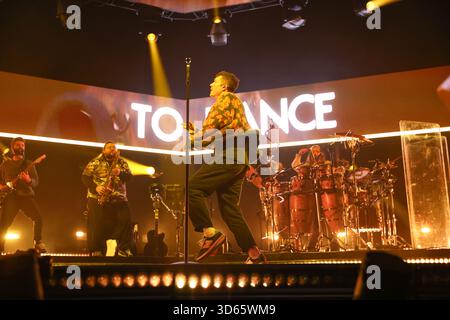 Londra, Regno Unito. 18 novembre 2025. Bastille si esibisce nel loro From All Sides Tour all'O2 Arena, Londra, Regno Unito 18 novembre 2025 Credit: Ray Hill/Alamy Live News Foto Stock