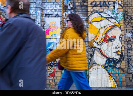 Fotografia documentaria di un muro con un noto ritratto di Street art di El Bocho in uno spazio pubblico all'aperto a Berlino, Germania. Foto Stock