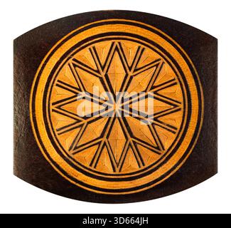 Foto isolata di elemento in legno decorato circolare scolpito su sfondo bianco. Foto Stock