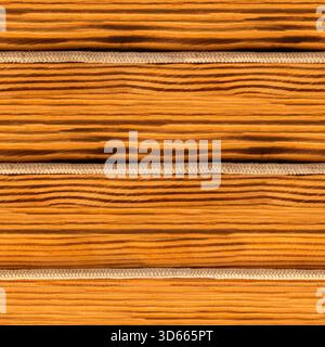 Struttura fotografica 4K senza cuciture di legno di pino bruciato o superficie di bordo con funi di tessuto. Foto Stock