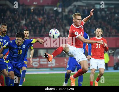 Vienna, Austria. 18 novembre 2025. Philipp Lienhart (davanti, R) dell'Austria gareggia durante la partita di qualificazione ai Mondiali di calcio 2026 tra Austria e Bosnia ed Erzegovina a Vienna, Austria, 18 novembre 2025. Credito: He Canling/Xinhua/Alamy Live News Foto Stock