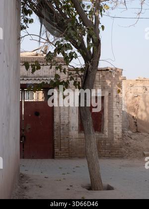 Villaggio abbandonato e abbandonato con mura e case in terra Foto Stock