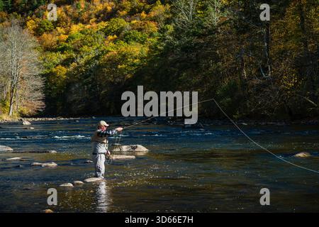Pesca con la mosca Housatonic River   West Cornwall, Connecticut, USA Foto Stock