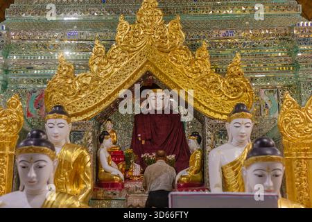 Statue di Buddha nella Pagoda di Shwedagon (Shwedagon Zedi Daw), pagoda buddista a Yangon, Myanmar. Foto Stock