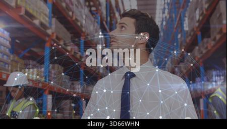 Ispezione uomo in camicia bianca cravatta scura rack e scatole in magazzino con rivestimento in rete Foto Stock