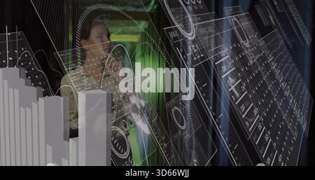 Analisi di una donna di medie dimensioni in un blazer leggero che esegue la scansione di pannelli olografici nel data center con barre 3D. Foto Stock