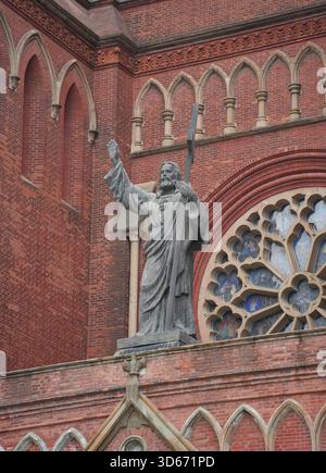 Statua di Gesù Cristo con Croce sulla facciata della Cattedrale di Xujiahui, Shanghai Foto Stock