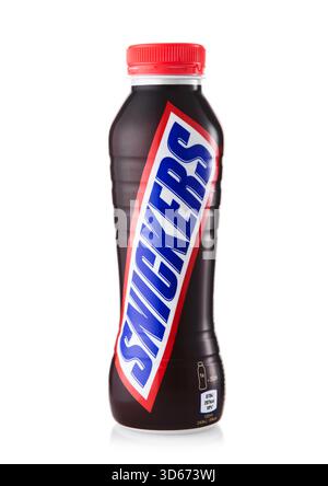LONDRA, Regno Unito - 11 NOVEMBRE 2025: Bottiglia di Snickers cioccolato cacao latte bevanda su bianco. Foto Stock