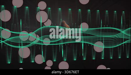 Visualizzazione della forma d'onda verde acqua sullo schermo scuro, con bokeh rosa e picchi di luce verticali Foto Stock