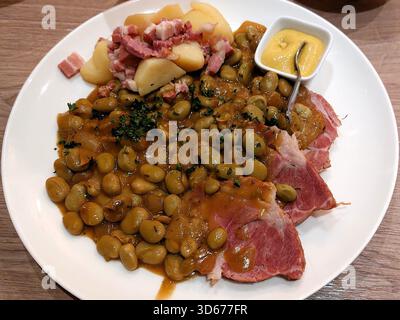 Maiale con fagioli di Fava e patate piatto tradizionale lussemburghese (Judd mat Gaardebounen) servito con senape di Digione Foto Stock