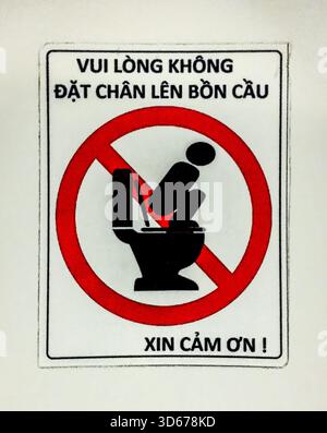 Mỹ Tho, Vietnam. 19 novembre 2025. Un avviso nei servizi igienici pubblici invita i visitatori a non mettere i piedi sul sedile del water per garantire un uso igienico e corretto. Tali segni sono comuni in Asia per motivi pratici e culturali legati all'igiene e al rispetto delle strutture. Oggi è la giornata mondiale dei servizi igienici che sensibilizza sulla crisi globale dei servizi igienici: 3,4 miliardi di persone mancano ancora di servizi igienici sicuri. Le ONG e le agenzie delle Nazioni Unite chiedono maggiori investimenti nella gestione delle acque reflue, nell'educazione all'igiene e nelle infrastrutture igienico-sanitarie resilienti, poiché gli impatti climatici peggiorano le disuguaglianze. Crediti: Kevin Izorce/Alamy Live News Foto Stock