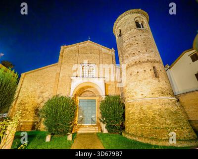 La Basilica di Sant'Agata maggiore è una delle chiese più antiche di Ravenna, situata nel cuore della città. La chiesa fu costruita nel V secolo, anche se il suo aspetto attuale è dovuto a lavori di restauro all'inizio del XX secolo, che riportarono la chiesa alla sua forma paleocristiana originale - Ravenna, Italia Foto Stock