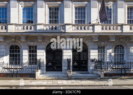 Elegante facciata di una casa cittadina in stile georgiano londinese. Londra, Regno Unito, 28 agosto 2023 Foto Stock
