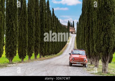 Una vecchia Fiat 500 parcheggiata di fronte all'Agriturismo Poggio Covili in Val d''Orcia, Toscana, Italia Foto Stock