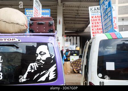 Un ritratto di graffiti del defunto Martin Luther King Jr. Un ministro battista americano, attivista per i diritti civili e filosofo politico, dipinto su un matatu (minibus) al capolinea degli autobus di Koinange lungo la strada dell'ippodromo. I Matatus sono autobus o minibus responsabili di una grande percentuale di trasporti pubblici dentro e intorno a Nairobi. I trasporti pubblici a Nairobi sono così popolari e unici. a causa della cultura matutu. Nella capitale del Kenya, il trasporto pubblico non è solo un passaggio da un luogo all’altro. È una cultura, e inizierai a capire perché quando ti trovi di fronte a autobus coperti da graffiti. Il Foto Stock