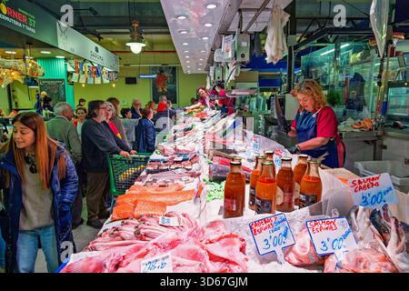Market Hall con un mercato del pesce e molti clienti Foto Stock