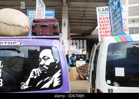 Un ritratto di graffiti del defunto Martin Luther King Jr. Un ministro battista americano, attivista per i diritti civili e filosofo politico, dipinto su un matatu (minibus) al capolinea degli autobus di Koinange lungo la strada dell'ippodromo. I Matatus sono autobus o minibus responsabili di una grande percentuale di trasporti pubblici dentro e intorno a Nairobi. I trasporti pubblici a Nairobi sono così popolari e unici. a causa della cultura matutu. Nella capitale del Kenya, il trasporto pubblico non è solo un passaggio da un luogo all’altro. È una cultura, e inizierai a capire perché quando ti trovi di fronte a autobus coperti da graffiti. Il Foto Stock