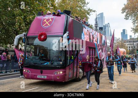 Rappresentanti della squadra di calcio del West Ham United e autobus alla sfilata Lady Mayors del novembre 2025, City of London, Inghilterra, Regno Unito Foto Stock