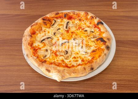 Una pizza con funghi selvatici presenta varietà come porcini, shiitake e portobello con aglio confit e prezzemolo fresco su base di crema al tartufo. Foto Stock