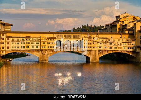 Ponte Vecchio, fiume Arno, Firenze, Toscana, Italia Foto Stock