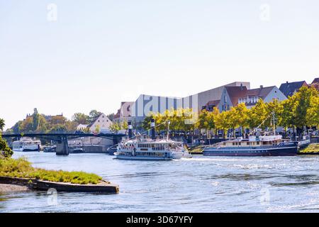Danubio con escursione in barca Bruckmadl di fronte all'argine del Danubio con vista sul Ponte di ferro e sulla Casa della storia bavarese, Ratisbona, U Foto Stock