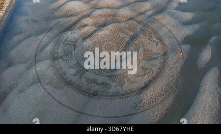 Vista aerea di intricate opere d'arte di sabbia che rivelano motivi circolari e disegni dettagliati incisi sulle sabbie bagnate della spiaggia, Osijek, Osijek-Baranja County, Cro Foto Stock